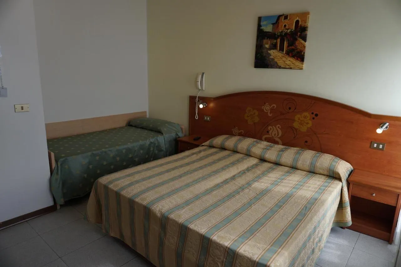 Hotel Ideal Sottomarina 3*,